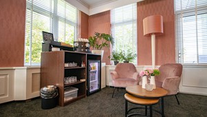 Nespresso maschine Kühlschrank mit Wasser und alkoholfreien Getränken und zusätzlichem Sitzplatz